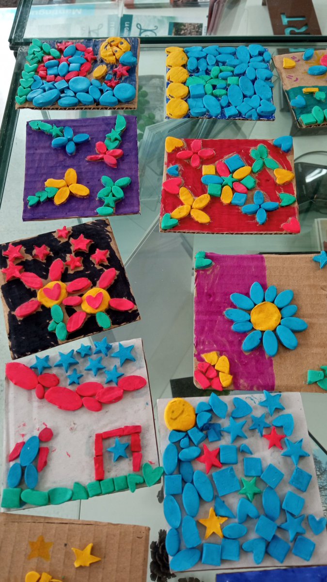 Aprenent de #modernisme i practicant alguna de les seves tècniques amb l'alumnat de 5è de l'Escola Mas Maria de Cabrils. Mireu quines obres d'art! 😉👌⬇️