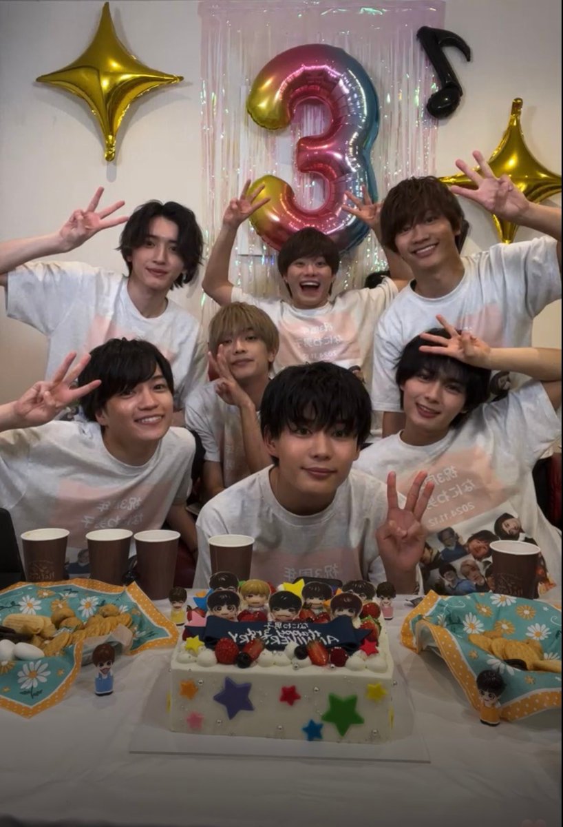 Came2Came's tweet photo. 🎊なにわ男子デビュー３周年おめでとう🎉
いつも幸せをありがとう😆
これからも７人で輝き続けてください
✨️❤️🧡💛🩷💜💙💚✨️

#なにわ男子デビュー3周年 https://t.co/htX9cCkGuB