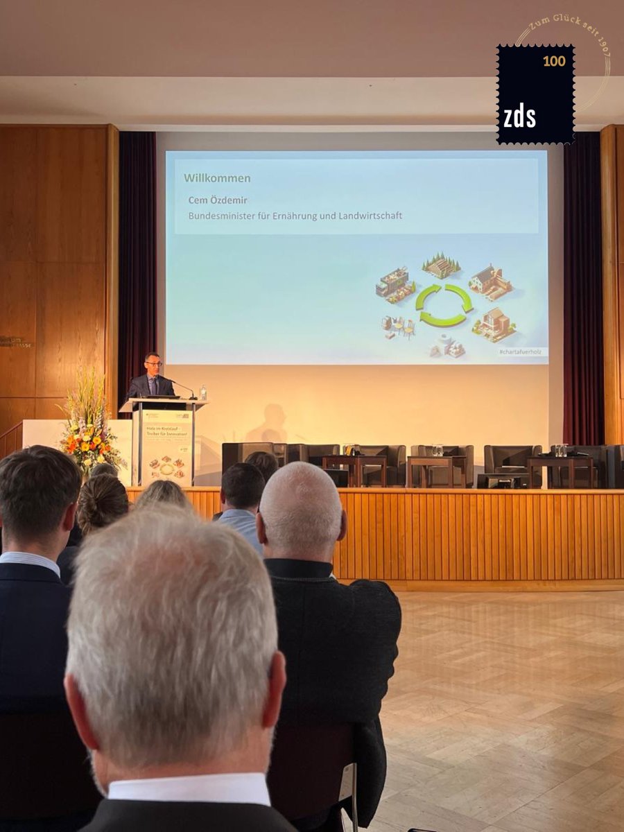 ZDS_News's tweet photo. Heute drehte sich bei der Veranstaltung „Holz im Kreislauf – Treiber für Innovation!“ alles um die Chancen der Kreislaufwirtschaft für die Holzwirtschaft! 🌍💡 

Der ZDS ist mit dabei!

#einzds #Bundesministerium #obenmitspielen https://t.co/QUVNESbhpJ