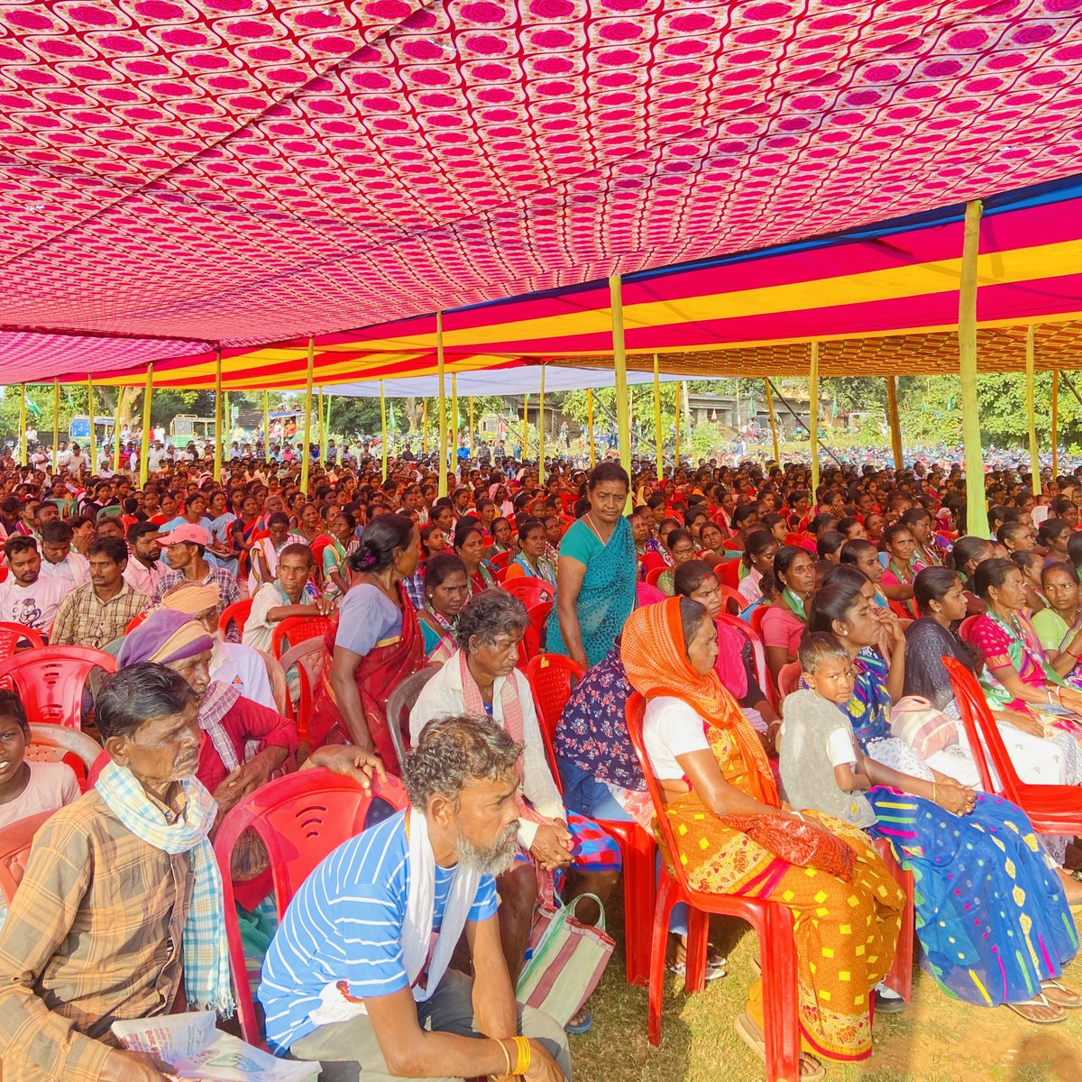 NalinSoren_jmm's tweet photo. आज शिकारीपाड़ा विधानसभा क्षेत्र में झामुमो प्रखंड समिति द्वारा आयोजित एक दिवसीय बूथ स्तरीय बैठक में शामिल हुआ।

बैठक के दौरान शिकारीपाड़ा विधानसभा क्षेत्र से झामुमो के प्रत्याशी श्री @AlokSorenJMM जी के पक्ष में समर्थन मांगा और उन्हें विश्वास दिलाया की जिस तरह मैंने लागातार 35 वर्षो से उनके सुख-दुख में शामिल रहा, ठीक उसी तरह मुझे पूर्ण विश्वास है की आलोक सोरेन जी भी उनके बिच हर सुख -दुख में शामिल रहेंगे और शिकारिपाड़ा विधानसभा क्षेत्र को विकास के पथ पर और आगे लेकर जाएंगे।

उक्त बैठक में उपस्थित झामुमो के कार्यकर्ताओं और बूथ स्तरीय पदाधिकारियों के ��त्साह ने यह स्पष्ट कर दिया है कि आगामी 20 नवंबर को होने वाले विधानसभा चुनाव में झामुमो इस क्षेत्र में फिर से ऐतिहासिक जीत दर्ज करेगा। 

आइए, हम सब मिलकर झामुमो के विजयी रथ को आगे बढ़ाएं और ‘अबुआ राज’ के निर्माण करने हेतु हेमंत सोरेन जी के कंधों को मजबूत करें।

#जीतेंगे_शिकारीपाड़ा_जीतेगा_झारखण्ड 

@HemantSorenJMM 
@JmmJharkhand 
@JMM_Dumka