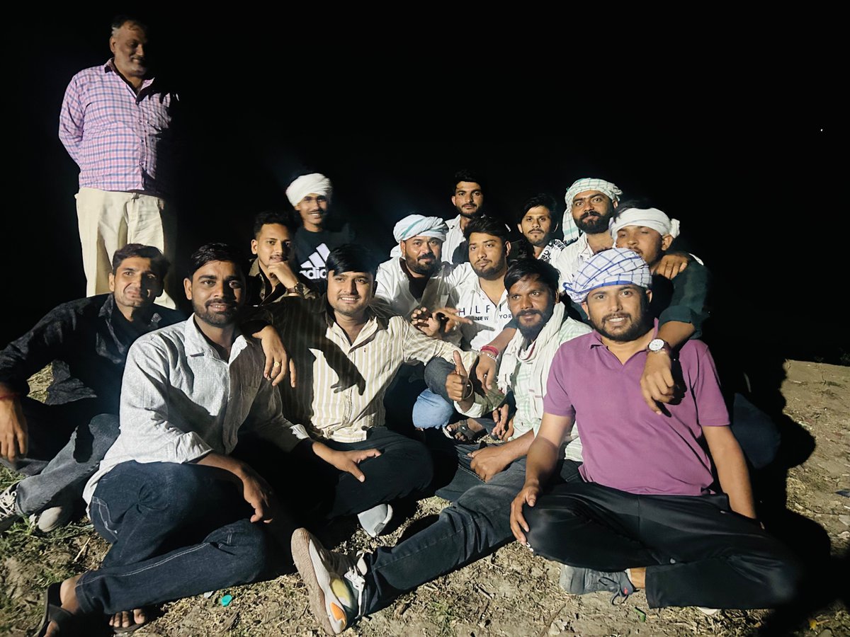 पाटोली-अलीनगर की टीम पूरी तरह तैयार है..! कांग्रेस के कर्मठ कार्यकर्ता विनोद ने सभी युवाओं के सामने कहा कि मेरा और मेरे परिवार का वोट नरेश भाई को..!