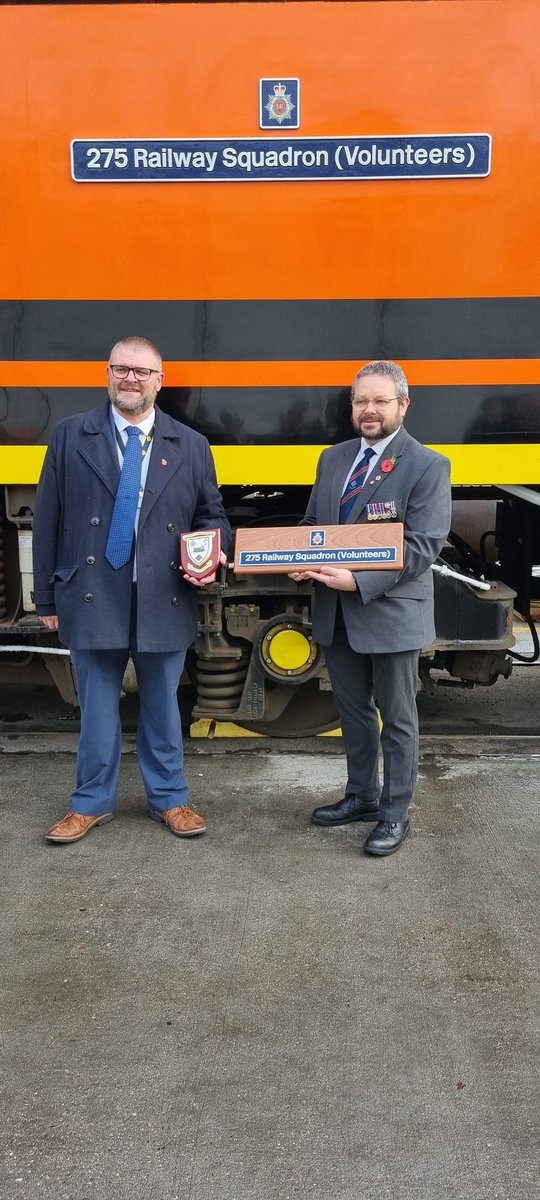 LaneCold's tweet photo. Yesterday I had the great honour of being at Freightliner Crewe for the rededication and naming of 90010 '275 Railway Squadron' with many former members of the Squadron.
Thank you to Freightliner and the efforts of Jez Fordham for enabling this to happen https://t.co/pGpCma3oFU