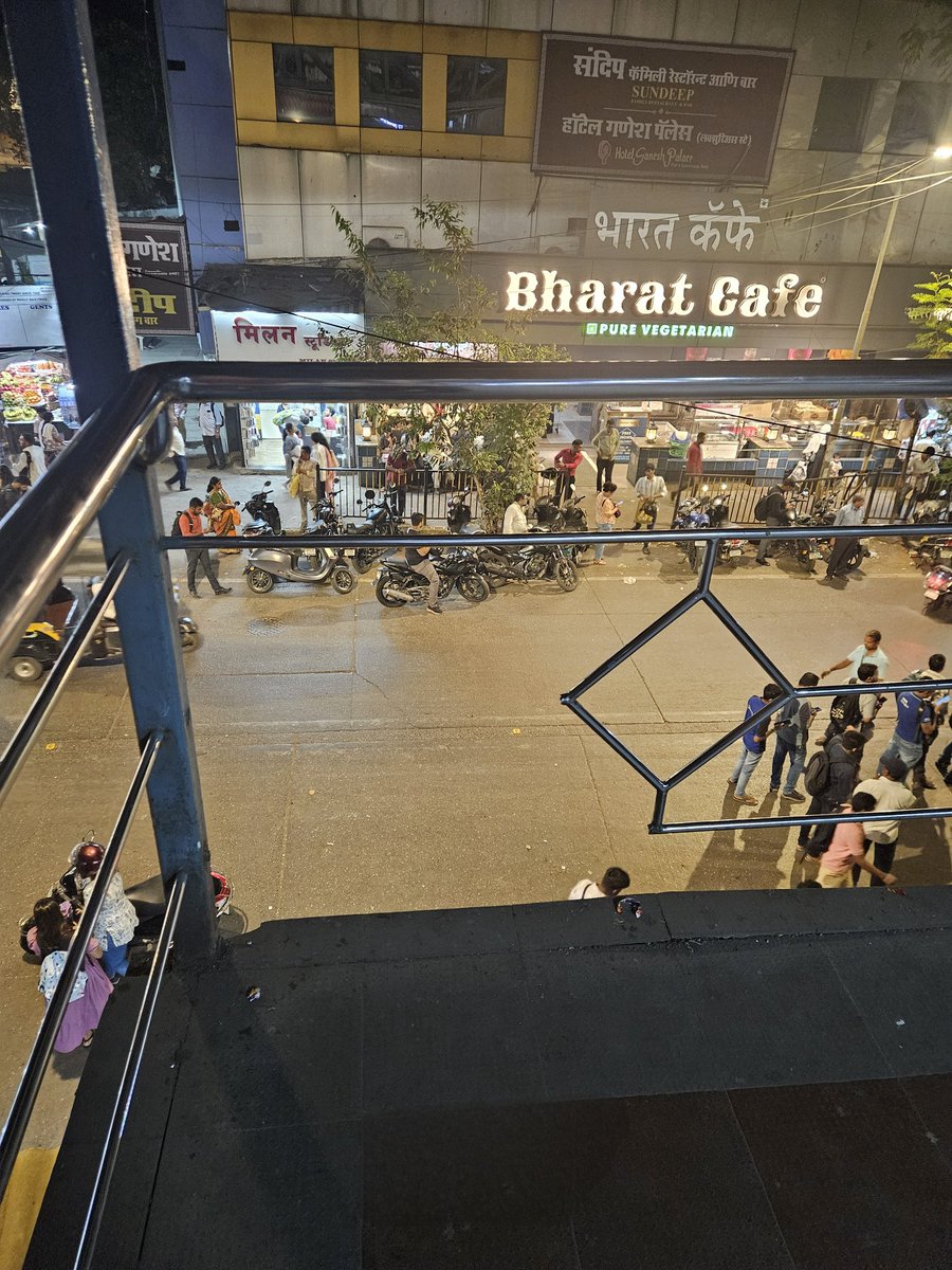yagiforu's tweet photo. @MumbaiMetro01 @mumbaimetros @RailMinIndia Railway denied , what metro guys need to say, no one bothered people's life safety !! https://t.co/ypofPCwWFy
