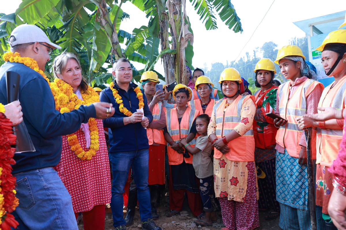 The Food Assistance Scheme under #JRAP is an example of nature based, climatesmart infrastructure in action.
At Ratuwagaun-Kolchaur the delegation witnessed multiple benefits of engaging communities in rehabilitating roads
✅year round road connectivity
✅employment opportunities