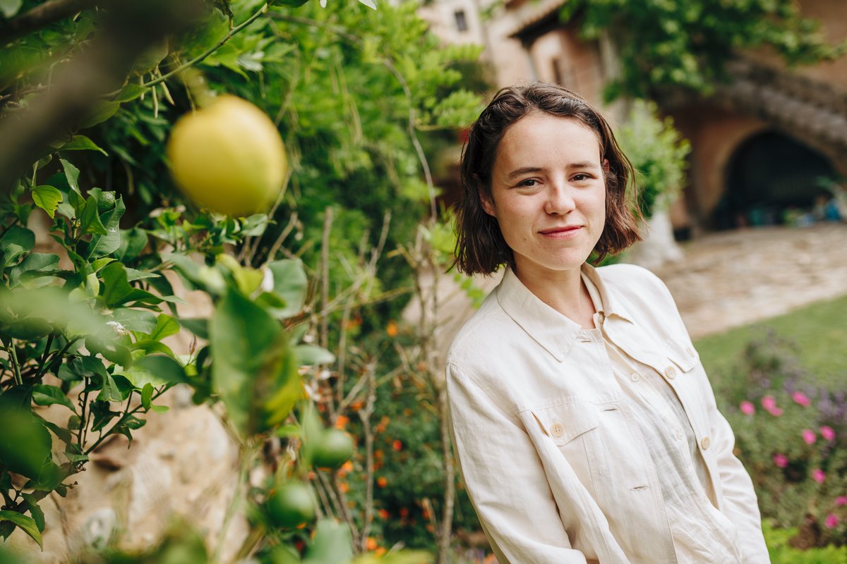 Daniela Brown, actriu: “Juià m’ha donat una mirada més oberta i més senzilla de la vida. A Barcelona la gent sent una necessitat de produir constantment. En canvi, aquí ens podíem passar tota una tarda en una plaça i no passava res."✍️<a href="/iriiamaso/">Íria Masó</a> 📸Martí Navarro #LaLlera68