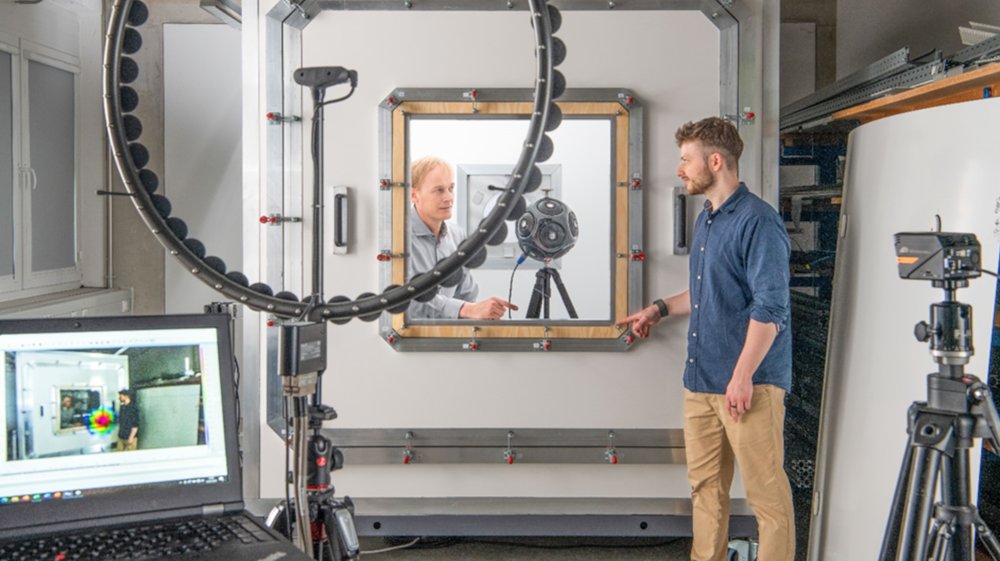 DLR_de's tweet photo. 🏡🔍 Der neue DLR-Dichtheitsprüfstand ATLAS deckt Energieverluste in Gebäuden auf. Mit berührungsfreien Messmethoden wie Wärmebild- und Schallmessung werden Schwachstellen schnell gefunden. Das spart Heizkosten &amp; macht Gebäude nachhaltiger und effizienter: https://t.co/rwOLYPWVHI https://t.co/DtRVesmcNg