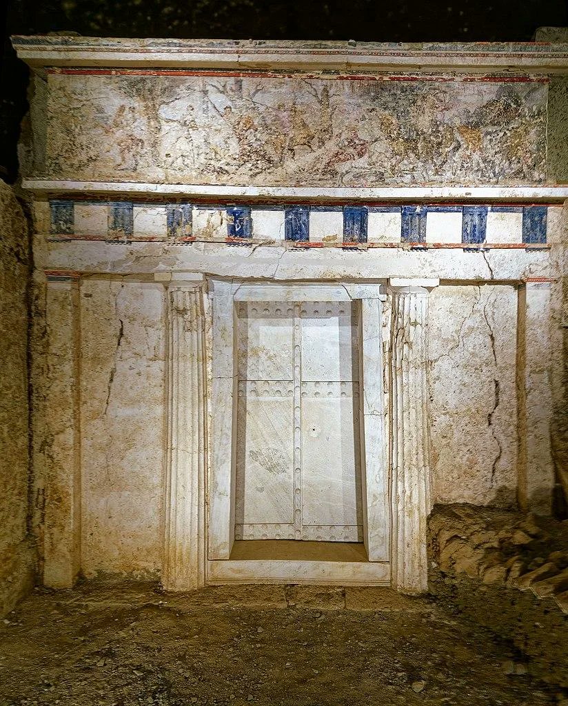 Gazette_Inter's tweet photo. Is it? 

A new study in @J_F_Archaeology by Antonis Bartsiokas  argues that the purple-dyed cotton textile discovered in the Royal Tomb II of Vergina, in Greece, may be a tunic  (chiton) once worn by Alexander the Great!

Learn more: https://t.co/gasksx5sgp #discovery #Greece https://t.co/oMcqfGpgVL