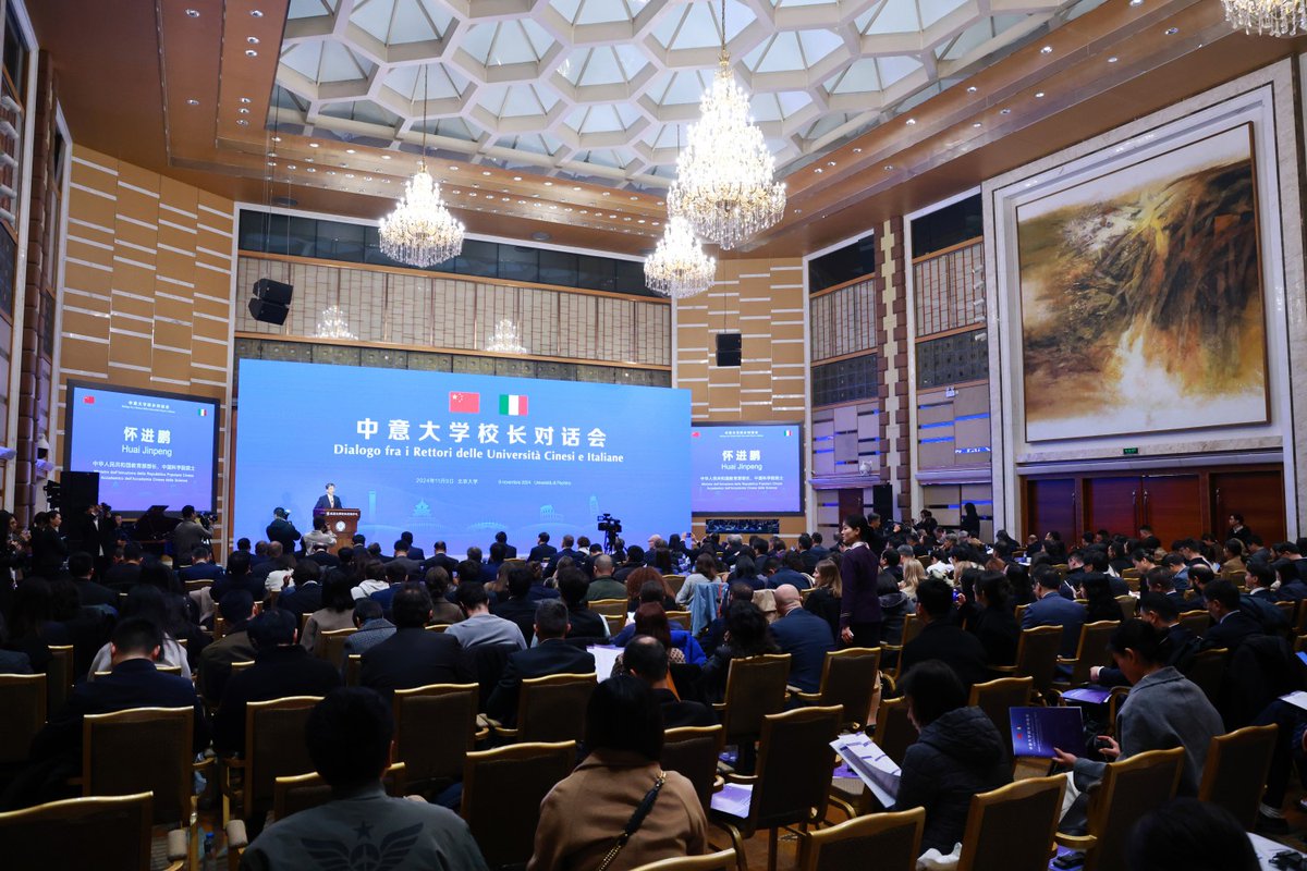 PKU1898's tweet photo. 🇨🇳🤝🇮🇹 On November 9, the Conference for Dialogue between Chinese and Italian University Rectors convened at #PekingUniversity, fostering educational and cultural collaboration. The event brought together representatives of China's Ministry of Education, Italy's Ministry of University and Research, the Italian Embassy in China, and delegates from nearly 50 universities across both countries.

At the event, key agreements were signed between 11 Chinese and Italian institutions on research, student exchange, and innovation. Moreover, a student exchange initiative was launched, bolstering the drive to double the number of European youths on exchange programs in China during the coming three years.🎓🌱

#ChinaItaly #StudyinChina
