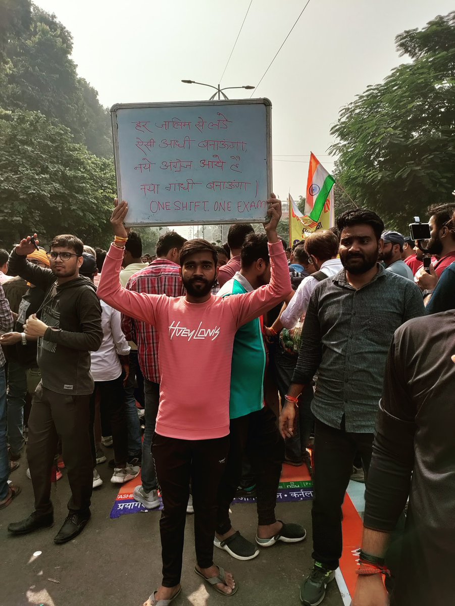 AjayYad56173914's tweet photo. कहने के लिए कोई कुछ भी कह सकता है लेकिन इसको बजाने का एकमात्र उद्देश्य- अंधा, गूंगा और बहरा आयोग जो अड़ियल रवैया अपनाये हुए है उसको जगाना है कि हम अभ्यर्थियों की बात को सुने  !

#One_sift_one_exam
#we_against_normalization https://t.co/lXtvVNjuz7