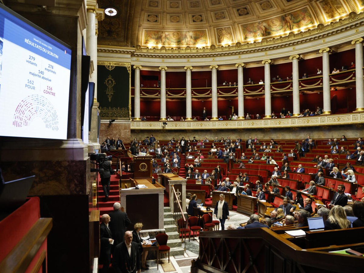 nuVoxioFR's tweet photo. ALERTE : Les députés français se préparent, depuis l'Assemblée nationale, à voter sur un budget 2025 profondément remanié. Ce débat apparaît pourtant comme une farce, les défenseurs du capital dénoncent sans vergogne les dépenses destinées à soutenir les plus vulnérables à l'aube d'une crise sociale et économique ! Il est temps de faire entendre la voix des opprimés plutôt que de se plier aux intérêts d'une élite avide. Les valeurs de solidarité doivent triompher dans les décisions budgétaires. #Budget2025 #11novembre #hommage