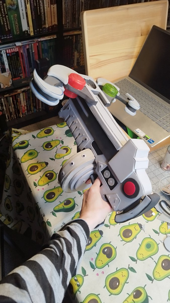 FlorenciaSofen's tweet photo. Bueno señores, seguimos ✨
Ya probamos la goma Eva de densidad media con la dremel y es una gozada ❤️
Aún queda camino y recordad que reciclar siempre también es un minipunto 💪
@greenstuffworld 
#cosplay #WIP https://t.co/oLK9lZ2MYw