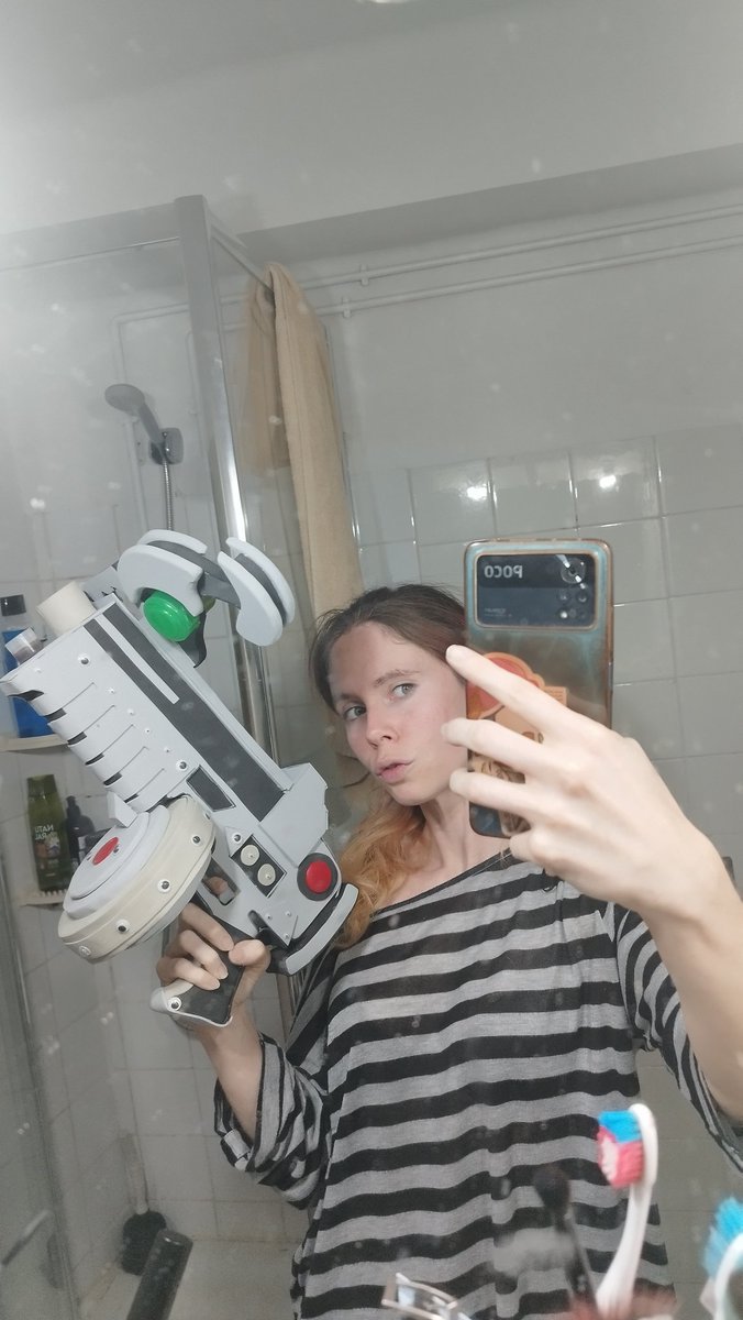 FlorenciaSofen's tweet photo. Bueno señores, seguimos ✨
Ya probamos la goma Eva de densidad media con la dremel y es una gozada ❤️
Aún queda camino y recordad que reciclar siempre también es un minipunto 💪
@greenstuffworld 
#cosplay #WIP https://t.co/oLK9lZ2MYw