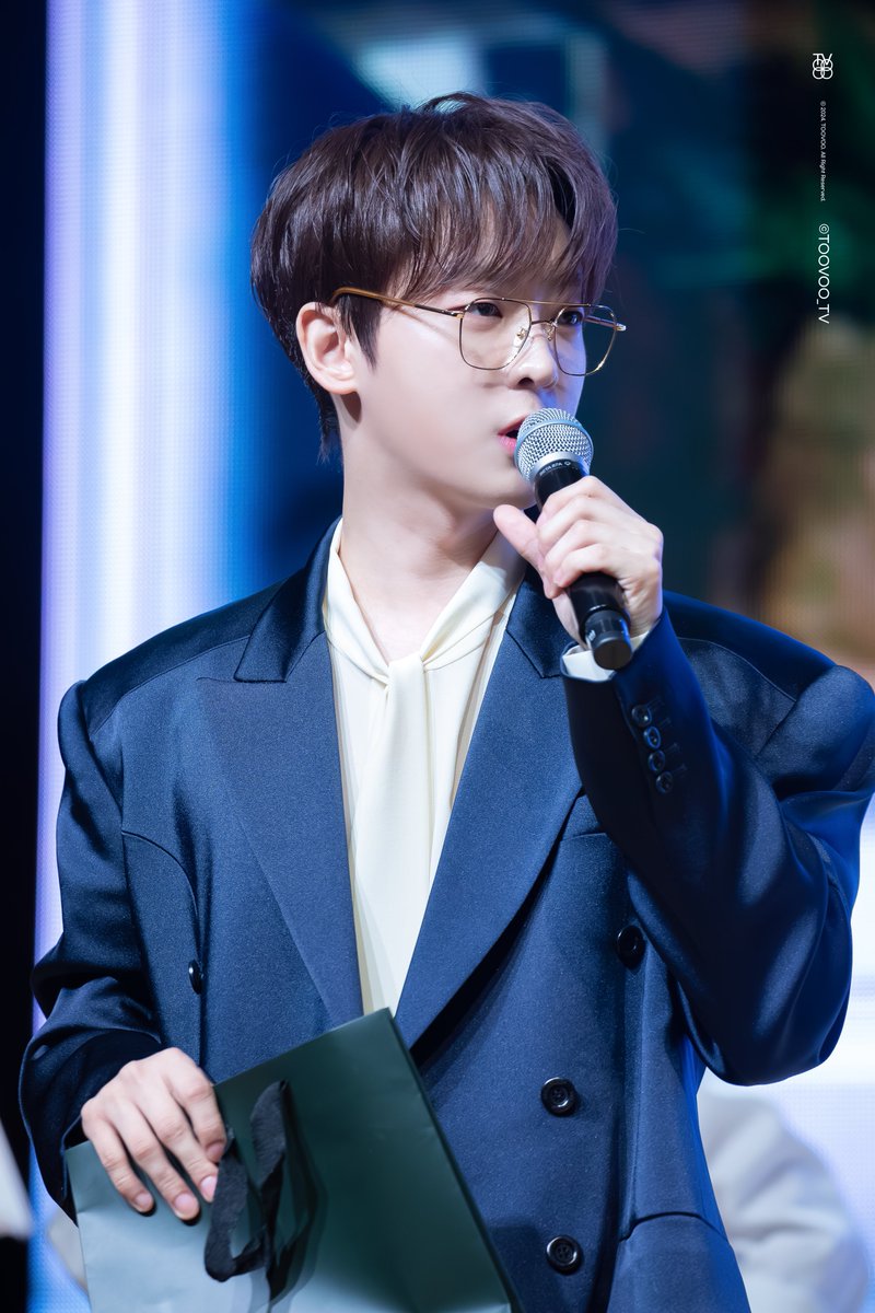 20241109 #이태빈 #LEETAEVIN
연애지상주의구역 외전 [열아홉,열여덟]

안경이 좋다고 말해
ㄴ안경이 정말 너무 너무 좋다....