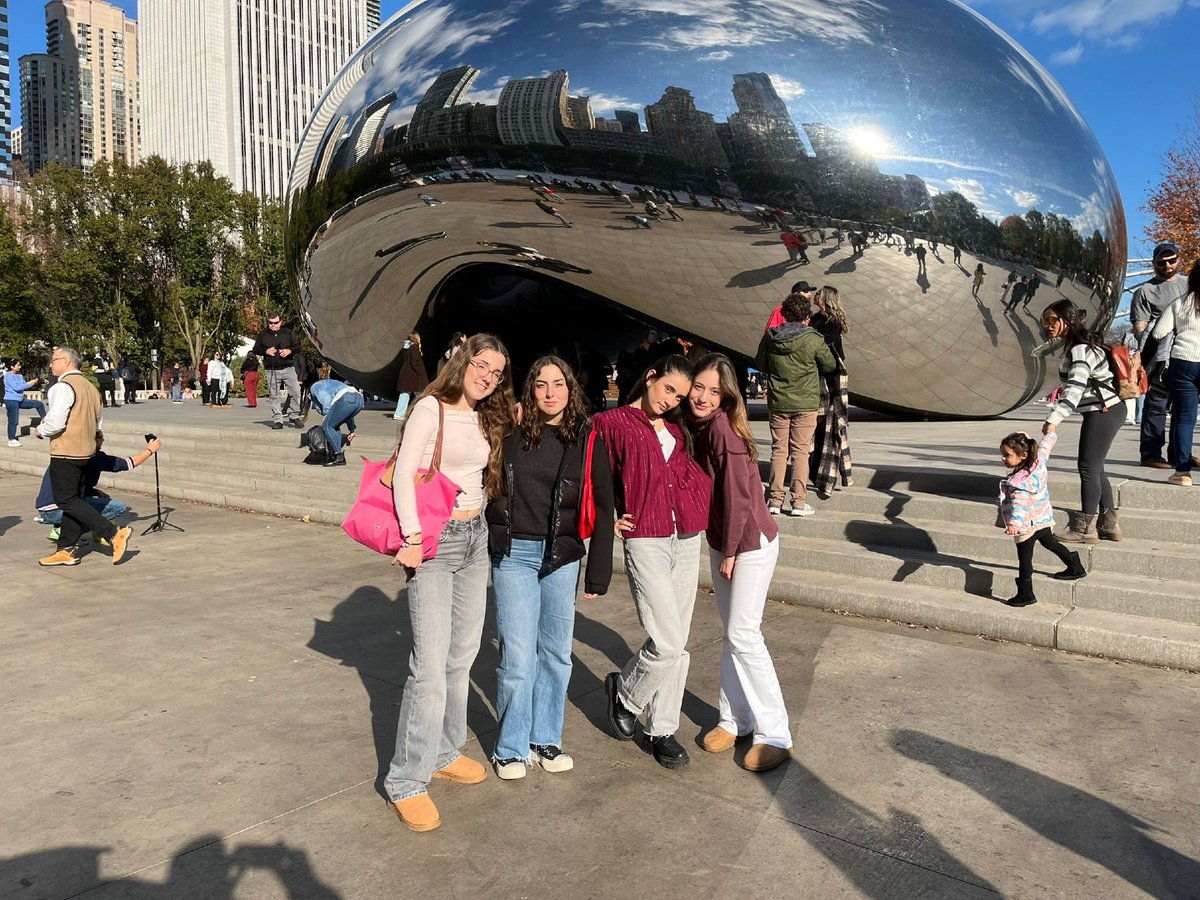 manyanetcorts's tweet photo. Segon dia d'intercanvi a Chicago✈️ Al matí vam fer una visita a l'Art Institute i hem passejat pel Millenium Park. #chicago #milleniumpark #intercanvi #josocmanyanet #familiamanyanet #ambtotambtu https://t.co/vRaBNu9XE6