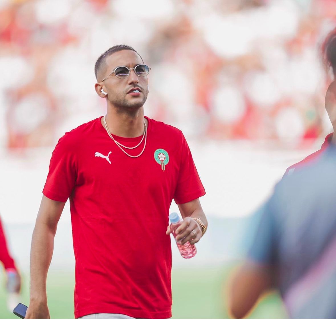 FzRiad01's tweet photo. Hakim Ziyech 🩶, tu resteras toujours notre meilleur joueur, et on t’aime profondément. C’est regrettable que certains mêlent le sport à la politique. Tes opinions reflètent celles de nombreux vrais humains comme nous. Nous sommes toujours derrière toi. Reste fort 💪 https://t.co/s6YKiUJRXb