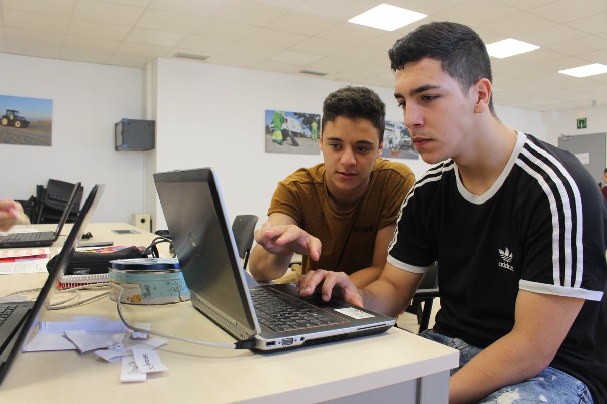 fundacionexit's tweet photo. 🟥Solo 32% de estudiantes elige FP en STEM en España, insuficiente para las demandas tecnológicas del mercado

Desde Exit y con @friquifund, apoyamos a estos jóvenes gracias al Proyecto #CoachExit👩‍💻

Objetivo👉reducir el abandono escolar y abrirles puertas en sectores de futuro🚀 https://t.co/u560m8LSWT