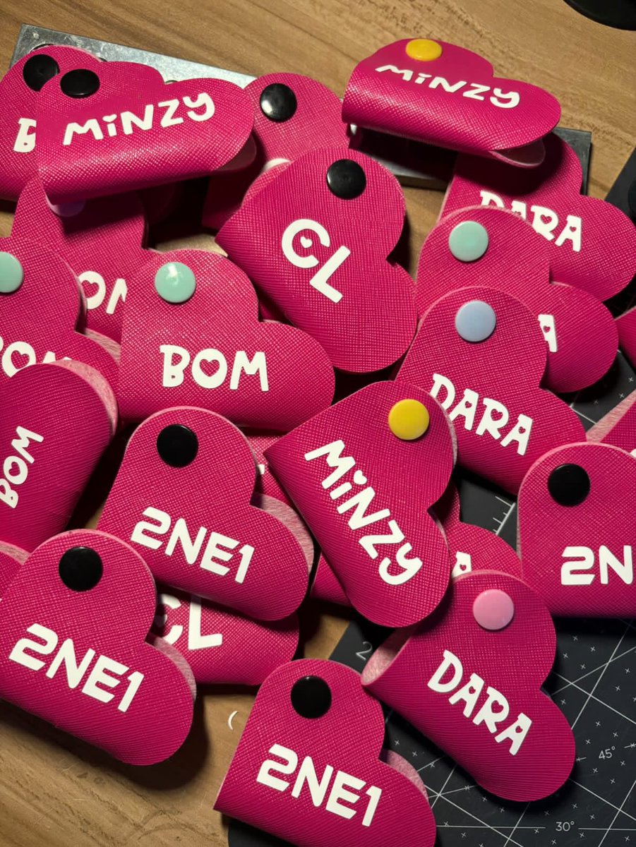 Appler101's tweet photo. 2NE1 WELCOME BACK in MANILA 
DAY 1 ‼️

I’ll be giving away these cute cord organizer on Nov. 16 💖 Just look for me, show me your concert ticket &amp; this post to get one! See you there! 🤗

♠️Limited Qty
♥️RANDOM
♣️1 : 1  ratio
♦️Tag me if you get one! 

#2NE1_WELCOMEBACKinManila https://t.co/tEd4UNeQo9