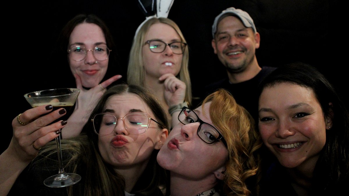 DiceActors's tweet photo. Zeit zu Feiern! 🥳✨ Gemeinsam mit vielen lieben Menschen, die unser Projekt seit der ersten Stunde unterstützen, konnten wir endlich einen wundervollen Abend verbringen, der ganz im Zeichen unseres Herzensprojekts stand. https://t.co/9FyyLbyxnz https://t.co/37GZmEtSg9