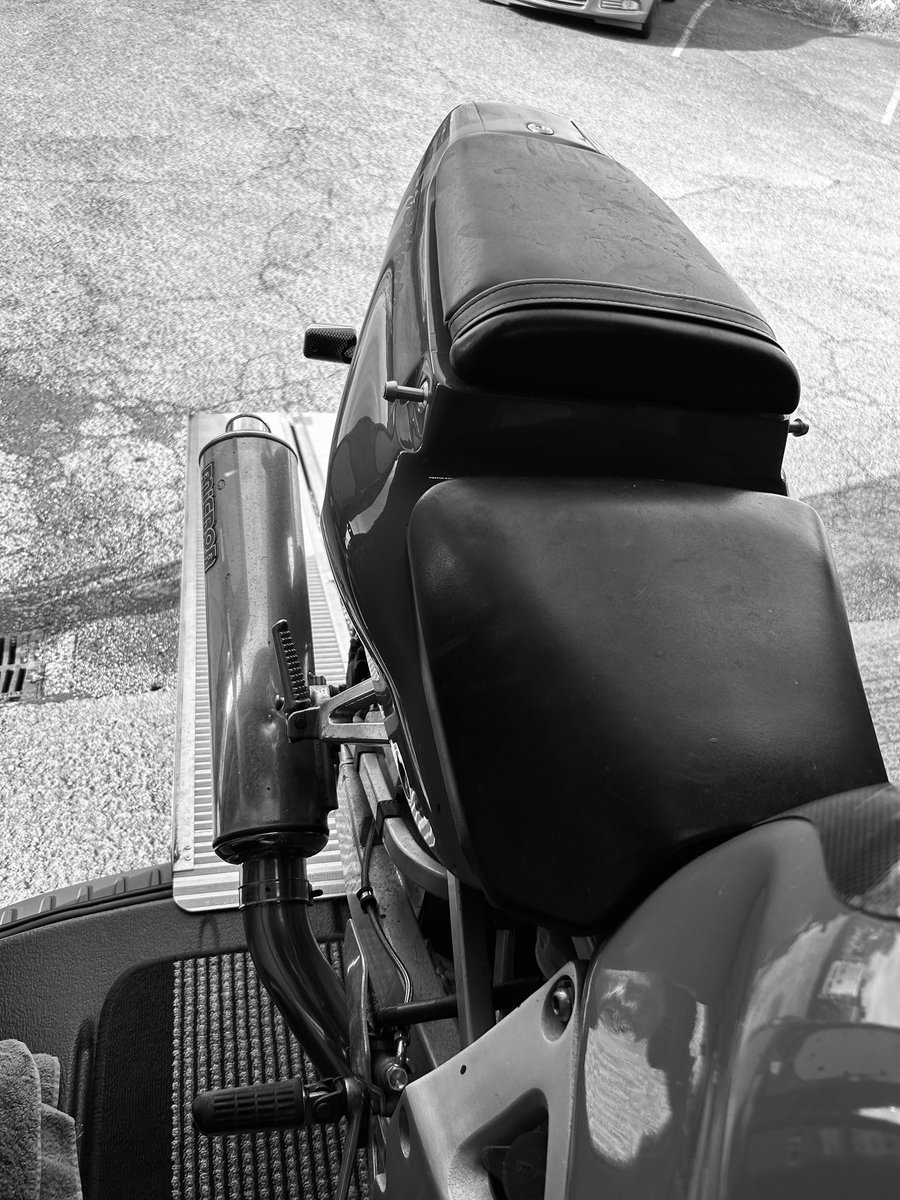 mototingle's tweet image. Wheeling it out of the van and into the ☀️, its new life starts here. 205th FireBlade to roll off the production lines, rotting away in someone’s garage/garden Callipers and suspension leaking, low oil, seized locks and controls

It doesn’t get any better than this 🔧 #SC28