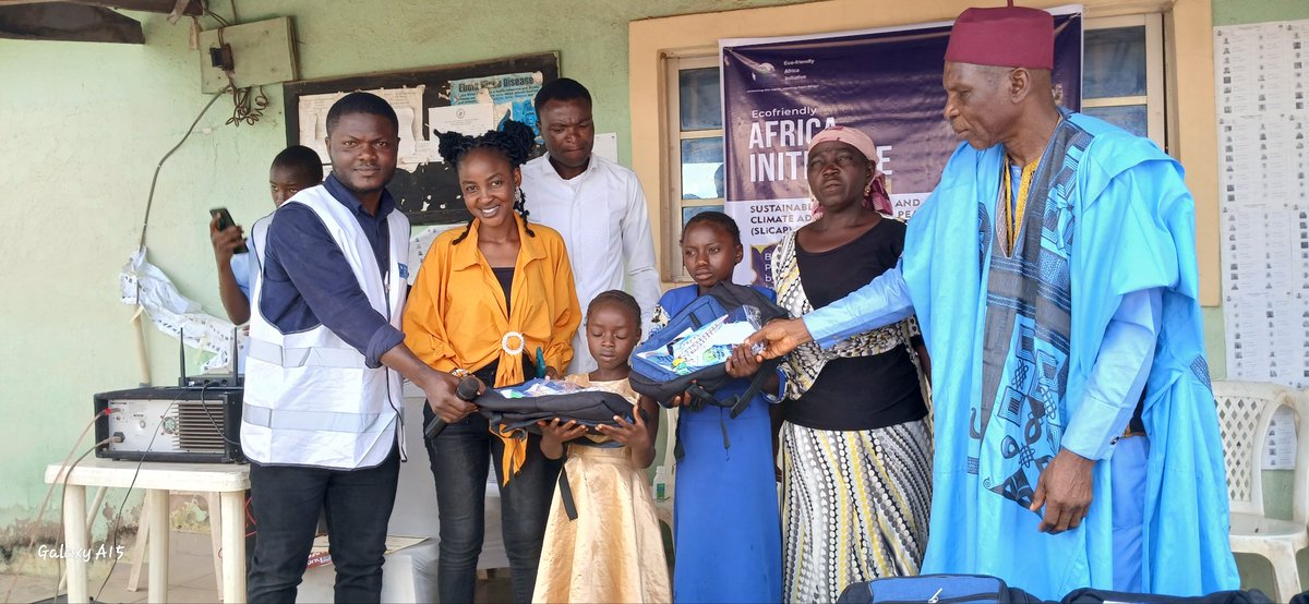 EcofriendlyA's tweet photo. Children are the most vulnerable in the face of the farmers and herders Conflict which is triggered by climate change. Through the SLiCAP project  We  supported 100 vulnerable out of school children by providing them with scholarships,bags ,books and other materials in Mangu LGA https://t.co/3F4swDmxRK