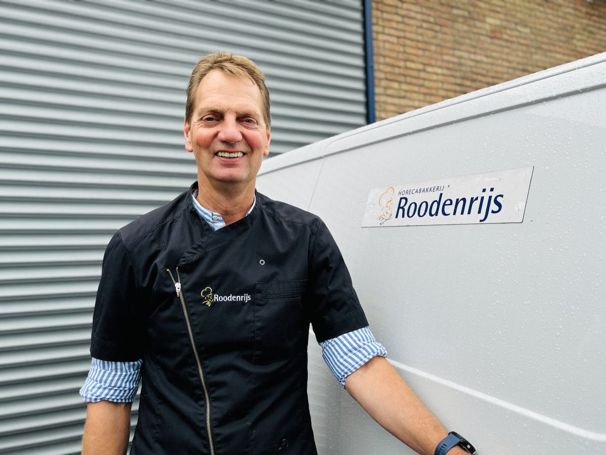Ondernemer Arjan Roodenrijs heeft het gelijknamige bedrijf Horecabakkerij Roodenrijs in 2015 gekocht. 

Logistiek makelaar Michel Oldenburg adviseert de ondernemer over elektrisch rijden, ontheffingen en de zero emissiezone in 2025. Lees hier meer: logistiek070.com/de-ontwikkelin…
