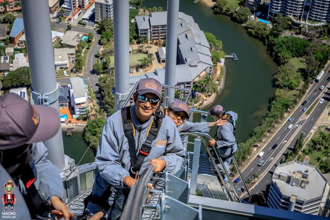 sshivu's tweet photo. 7yrs ago
On top Down Under
#SkyPoint was the first stop on a well planned 7 days trip to #GoldCoast courtesy @airasia 's maiden flight from Kuala Lumpur to Gold Coast. After taking an elevator that zooms up 77 floors in 38 secs you trudge up stairs to get a spectacular view. https://t.co/rfEoPX9kiE