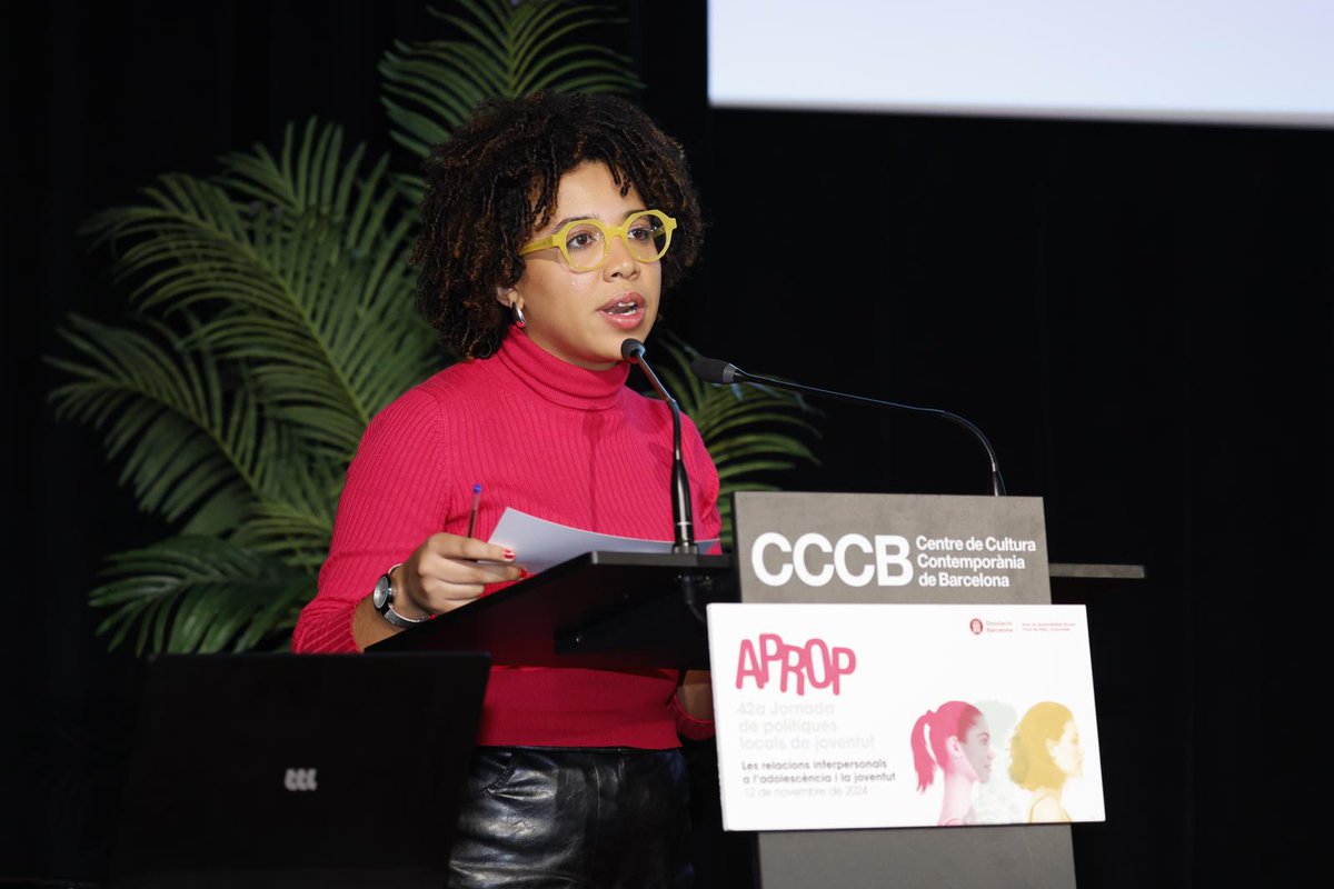 Comença amb puntualitat la #42JPLJ #APROP24 amb la <a href="/mariabshaimi_/">Maria Bouabdellah Shaimi</a> presentadora de televisió i creadora de contingut audiovisual, que conduirà i moderarà la jornada.