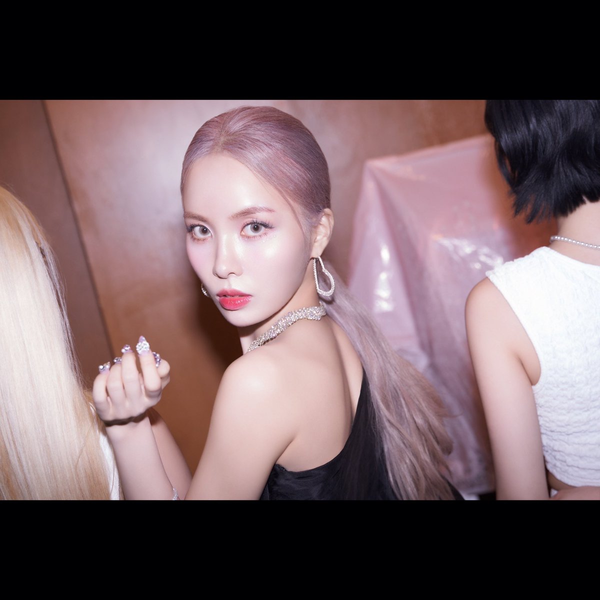 ROA_diary_'s tweet photo. ROA 4th Digital single album ‘WRAP UP’ release 
- 2024.11.22 18:00pm (KST) 

[CONCEPT PHOTO 3]
“Bye”

“I’m not lonely because I‘m with my friend”

#ROA #로아 #ROA_WRAPUP #WRAPUP #concept #3 #teaser #sneakpeek https://t.co/Co6cL2Si9f