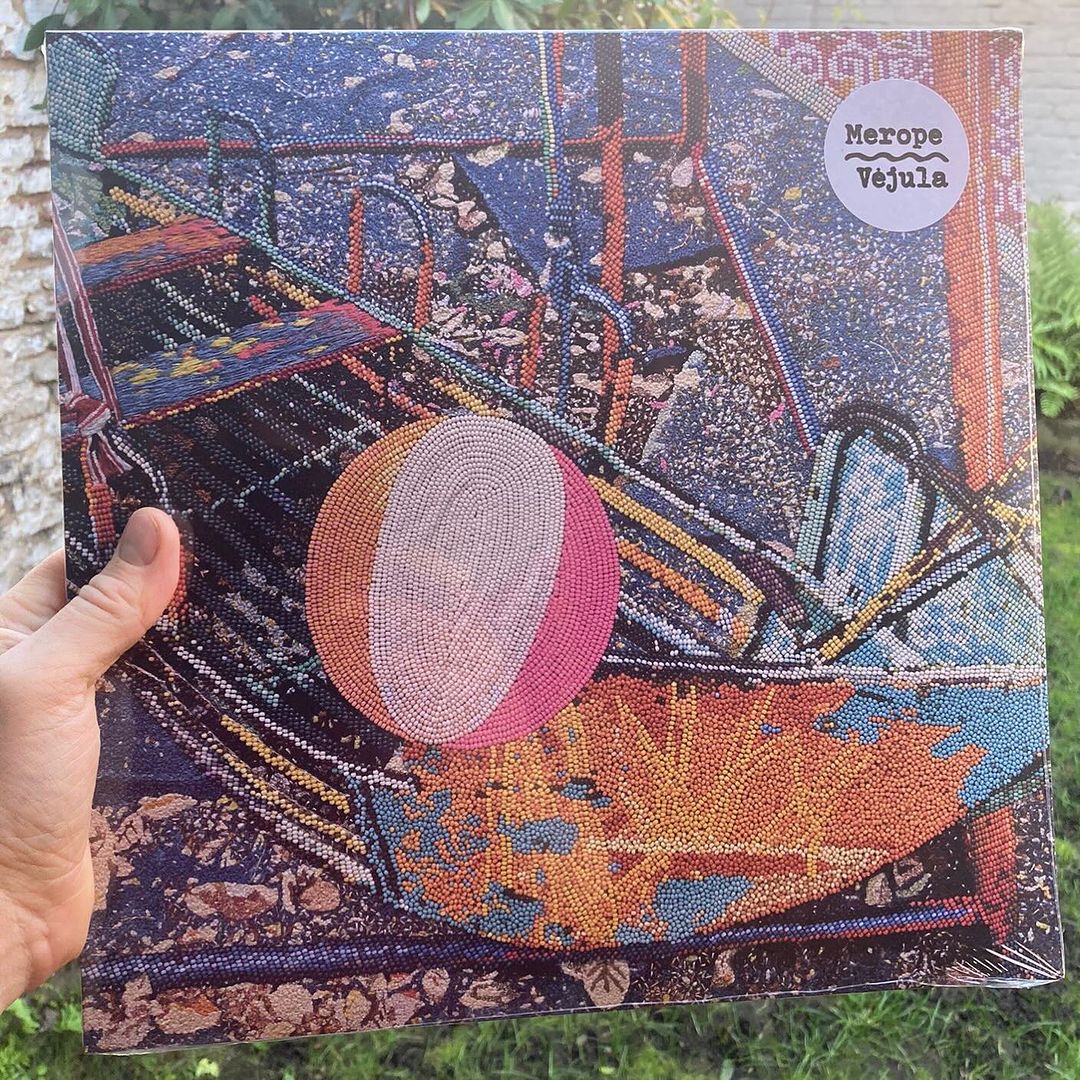 💛🧡💚🧡💛

Very happy this one is out worldwide!

MEROPE - VĖJULA
STRLP-094 / GRAN22

Merope’s most experimental full length to date, Vėjula is a celebration of collaboration and playfulness. Featuring Shahzad Ismaily, Laraaji and Bill Frisell.

stroomtv.bandcamp.com/album/v-jula