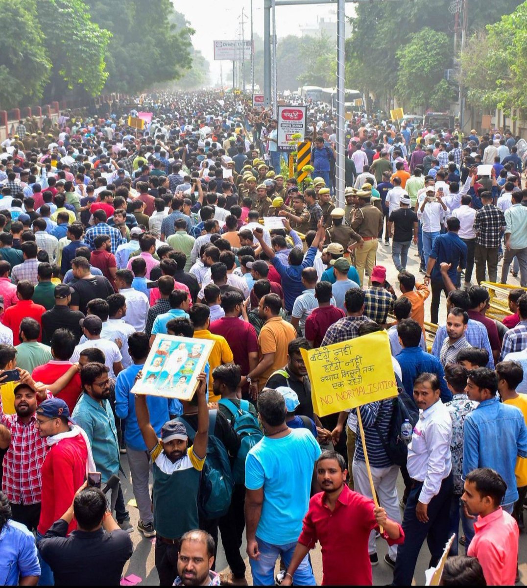 nitishsenger's tweet photo. इन छात्रों में नब्बे फीसदी कई साल तक 
दाल, भात, रोटी, चोखा खाकर बिता देते हैं,
ये सब इलाहाबाद में खाली पढ़ाई नहीं करते हैं,
ये अपने कंधों पर घर वालों की उम्मीदों का पहाड़ लेकर जीते हैं,
इस उम्मीद में कि,
कभी तो जीत जाएंगे, 
गरीबी से।

#UPPSC_No_Normalisation https://t.co/pLNDN7zASA