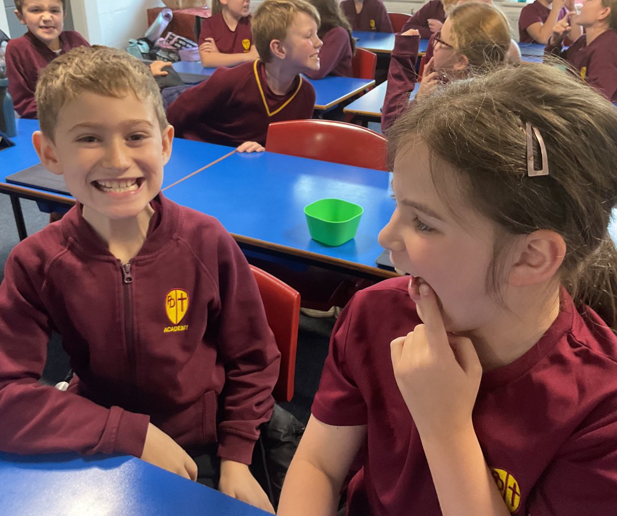 PDA_Y4's tweet image. Continuing with our #pdascience unit, we looked deeper into one part of the digestive system - the teeth and their different functions. We discussed why we have 2 sets of teeth in our lifetime and the role that the 3 different types of teeth play.
