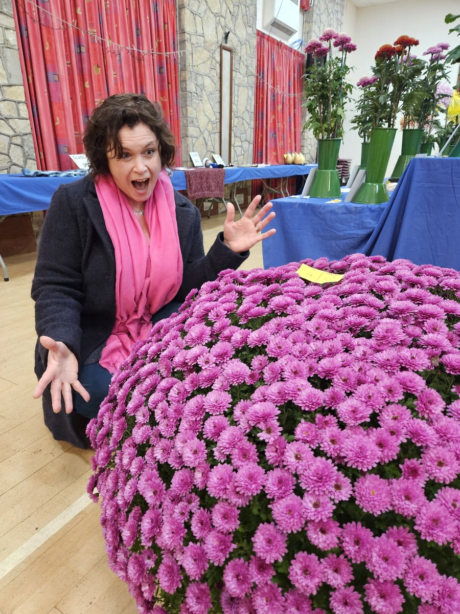 Great trip to the North Somerset #Chrysanthemum and #Dahlia Society Late Show on Saturday, to admire some fantastic flowers and sign my book for the raffle!
Lovely to chat to the committee, and quality of exhibition was fab!
<a href="/PavilionBooks/">Pavilion Books</a> <a href="/GdnMediaGuild/">Garden Media Guild</a>
