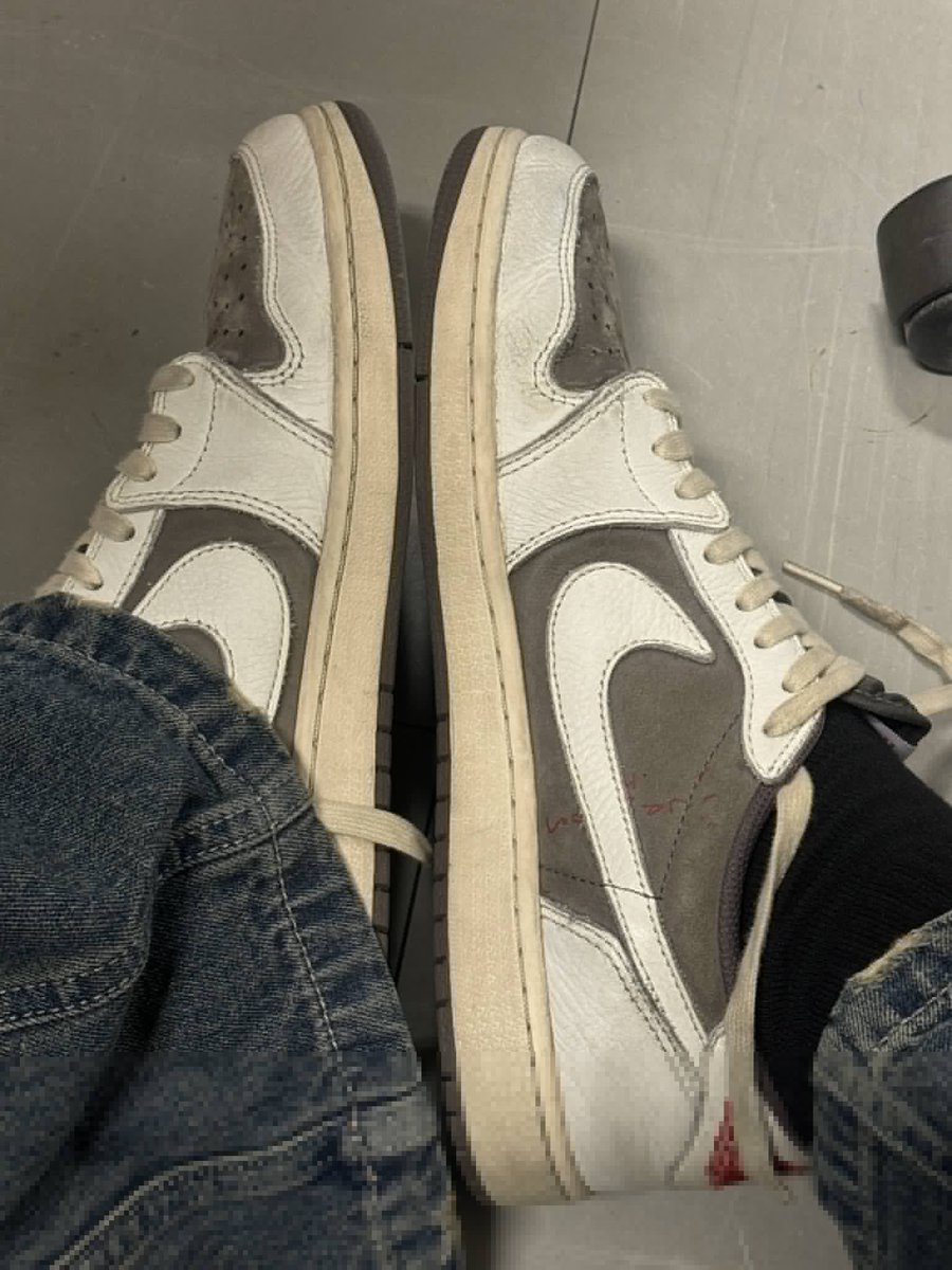 emang boleh ya se jodoh ini sama pacalku sampe sepatu aja ga sengaja pake samaan, jadi digodain orang orang kan nih (lovingly)