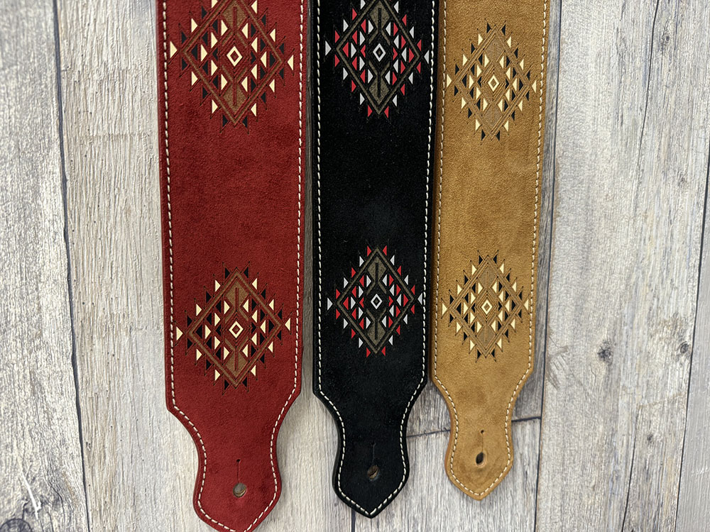 MJ_Online_Store's tweet image. 【再入荷！】
Blue Bell Straps
『#Desperados Strap』シリーズ
ハンドセレクトされた上質なスウェードレザーに特殊技法を用いて色鮮やかな刻印が施された大人気モデル！

↓ご注文はこちら↓
musette-japan.shop-pro.jp/?mode=srh&amp;amp;cid=…

#ギター #ギターストラップ  #ブルーベルストラップス #BlueBellStraps