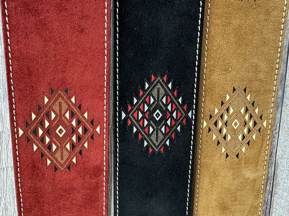 MJ_Online_Store's tweet image. 【再入荷！】
Blue Bell Straps
『#Desperados Strap』シリーズ
ハンドセレクトされた上質なスウェードレザーに特殊技法を用いて色鮮やかな刻印が施された大人気モデル！

↓ご注文はこちら↓
musette-japan.shop-pro.jp/?mode=srh&amp;amp;cid=…

#ギター #ギターストラップ  #ブルーベルストラップス #BlueBellStraps