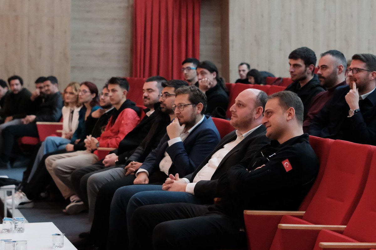 abuyukgumus's tweet photo. Milli Teknoloji Hamlesi’ne güç vermek için Yalova Üniversitesi Teknofest Kulübü öğrencileriyle biraraya geldik.

Sayın @Selcuk Bayraktar ve @T3Vakfi yeni ufukları fethetmek için gençlerle geleceğe yürüyor. Bu ilham verici yolculuğu genç kardeşlerimle paylaşmaktan büyük mutluluk duydum.

Cumhurbaşkanımız Sayın @RTErdogan’ın “Daha Adil Bir Dünya” çağrısını mümkün kılacak hedefleri başarana kadar kararlılıkla ilerleyeceğiz. 🚀🇹🇷