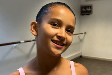la1ere's tweet photo. 🩰À seulement 9 ans, la Saint-Leusienne Zoé Bon Payet réalise déjà son rêve, celui d’intégrer l’école de danse de l’Opéra National de Paris. Selon sa professeure, cela fait plus de 25 ans qu’une Réunionnaise n’avait pas atteint un tel niveau.
📺📱https://t.co/rPCGyqX4Sm https://t.co/BBIZ9siS69