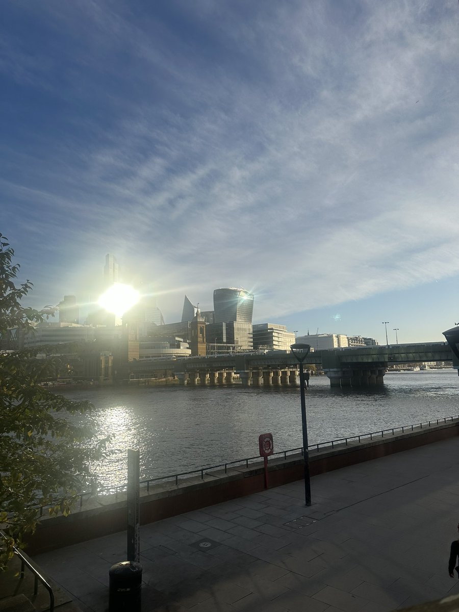 romfordrunner's tweet photo. Beautiful morning for a slow 5.5km to work. I managed to shut the world away for 35 mins and it was what I needed #ukrunchat #runcommute #London https://t.co/sHsfXAGHhg