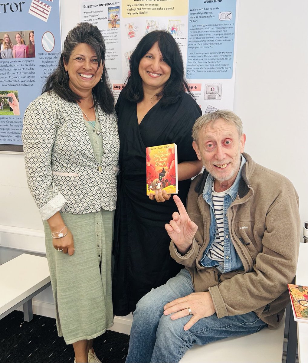 Happy #MichaelRosenDay to the complete legend ⁦<a href="/MichaelRosenYes/">Michael Rosen 💙💙🎓🎓 NICE 爷爷</a>⁩ ! This photo (with lovely ⁦@SitaBrahmachari⁩ ) was taken ⁦<a href="/GoldUnivMACL/">MA Children’s Literature</a>⁩ conference on ‘Care, Community and Hope’
More on his incredible work as an academic here: sites.gold.ac.uk/clcl-blog/cate…