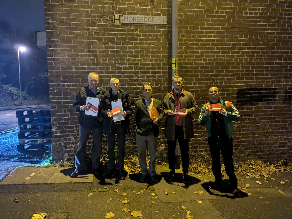 Debbie_abrahams's tweet photo. Friday Night Labour Doorstep ๐น
The Oldham East & Saddleworth Labour team were out in #Coldhurst speaking to residents who were keen to hear about Labourโs plan to take back control of our streets to tackle crime and the scourge of fly tipping.
The team picked up various items of casework which I will be raising.
Thank you to everyone who spoke to the team.