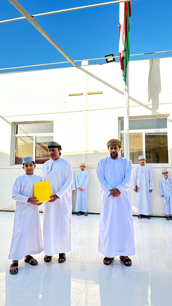 في إطار  رفع المستوى التحصيلي لمادة الدراسات الاجتماعية كرم معلمو المادة الطلبة الحاصلين على الدرجات النهائية في مشروع حصاد المطبق في الصف السادس