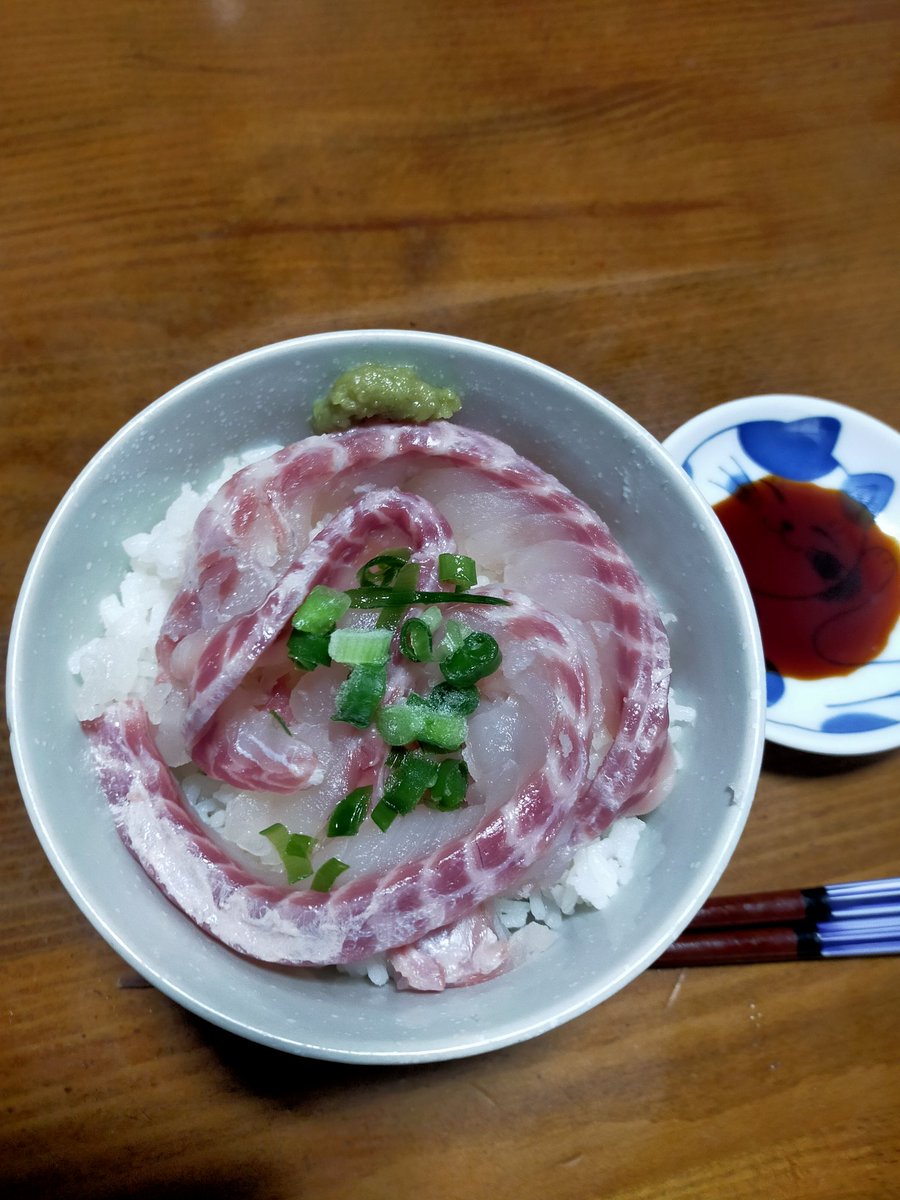 新鮮な鯛のアラを入手
骨を抜くのが手間だったけど、切らずにそのままご飯の上に乗せ、美味しくいただきました😋
#おうちご飯 #鯛 #鯛のアラ丼