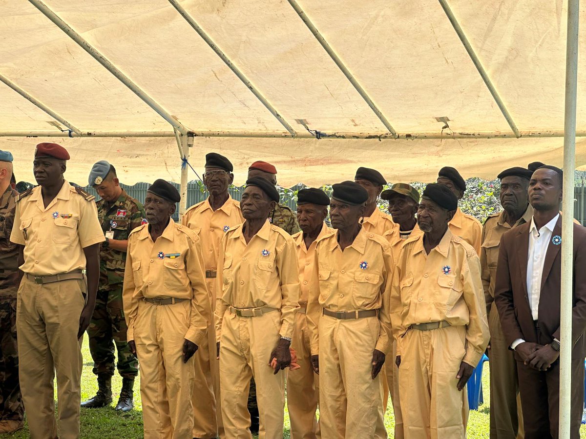 Commémoration de l'armistice de 1918 à Bangui 🇫🇷, avec l'Ambassadeur Bruno Foucher, des autorités locales, des vétérans 🎖️ et de la communauté internationale 🌍. Un hommage émouvant aux militaires français tombés en Centrafrique 🇫🇷🕊️. #Armistice #Mémoire #Bangui