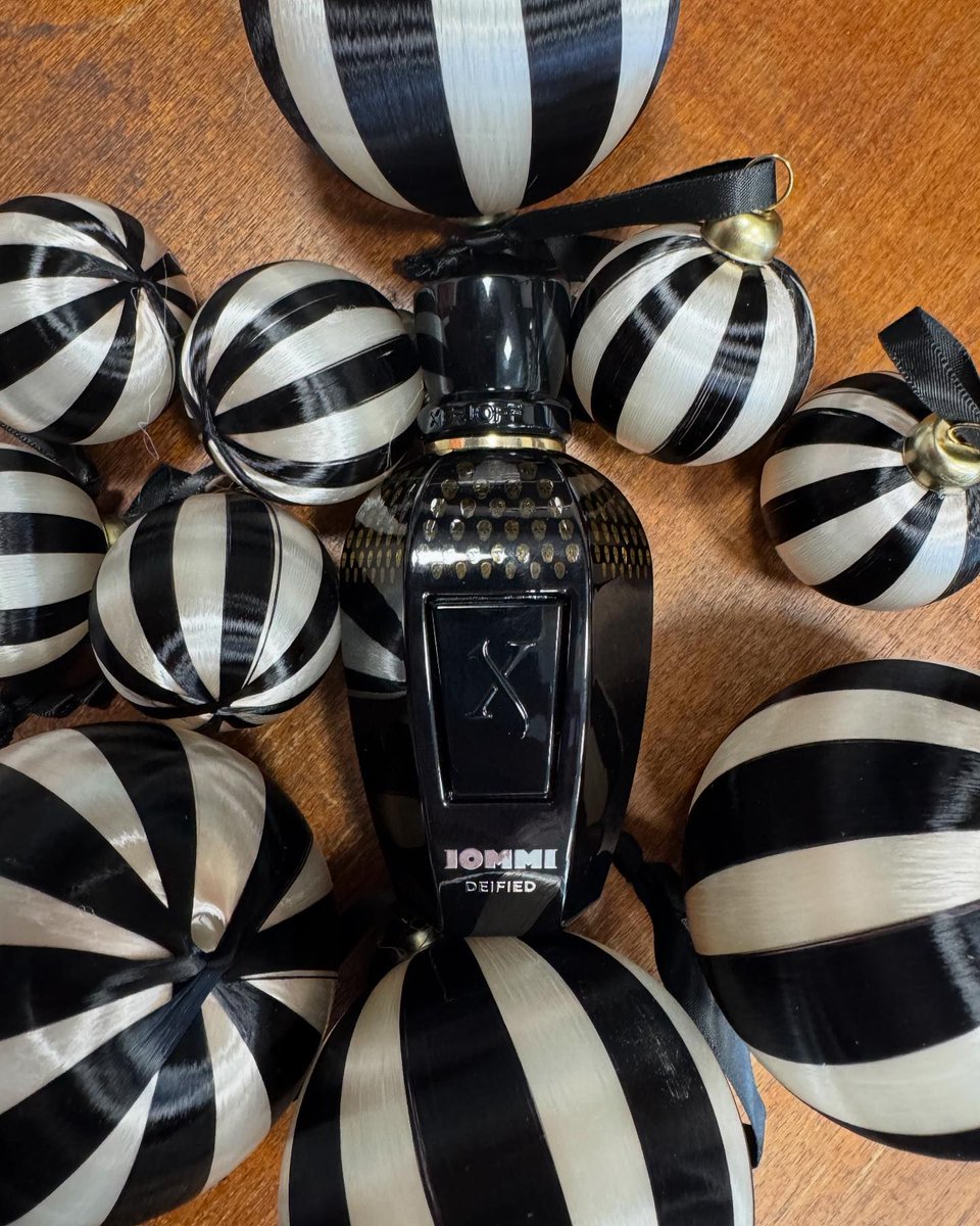 rosinaperfumery's tweet photo. Step into a parallel universe where mystery possesses the mind in a dark and decadent experience that casts subliminal shadows on the wearer 📷📷📷
#deified #xerjoff #rosinaperfumery https://t.co/sZjRaoj6IU