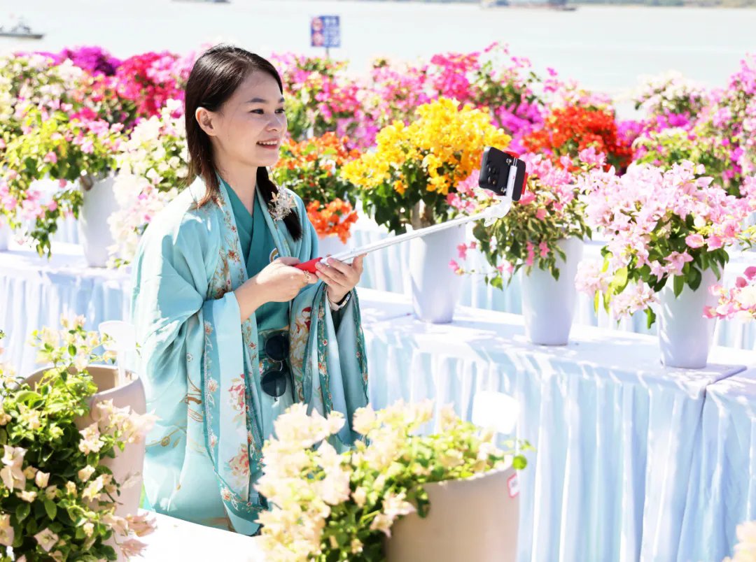 ThisisZhongshan's tweet photo. Even though the #StartofWinter has passed, glorious #Zhongshan is still bathing in the beauty of vibrant colors.🌼💐

The annual #China (Zhongshan) Flower & Tree Industry Conference is currently displaying a stunning array of blooms. Before Nov 22, you can head out there and step into a real-life "Monet Garden"!🍃 #ZhongshanEvents [📸/WeChat ID: zhongshanfabu] @SceneryofChina