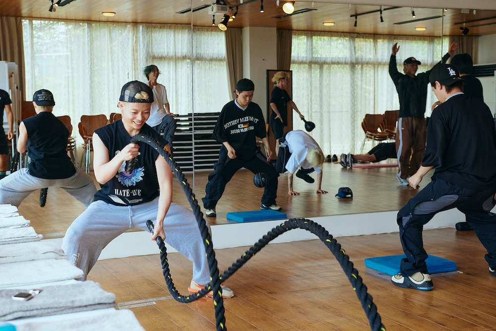 qj_web's tweet photo. 【#MAZZEL 夏合宿レポート#2】
https://t.co/poPaY3853b

✔️追い込みながらチーム全員で楽しんだフィジカルトレーニング
✔️りょんりょん先生も懐かしさを感じていたボイストレ���ニング
✔️夏合宿の成果が詰まった楽曲「Our Life Is Always Right」

#SKYHI
#MAZZEL_MAZQUERADE https://t.co/POBHkxx8OB