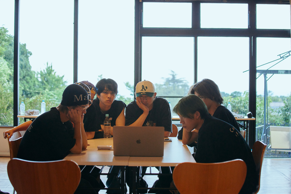 qj_web's tweet photo. 【#MAZZEL 夏合宿レポート#2】
https://t.co/poPaY3853b

✔️追い込みながらチーム全員で楽しんだフィジカルトレーニング
✔️りょんりょん先生も懐かしさを感じていたボイストレ���ニング
✔️夏合宿の成果が詰まった楽曲「Our Life Is Always Right」

#SKYHI
#MAZZEL_MAZQUERADE https://t.co/POBHkxx8OB