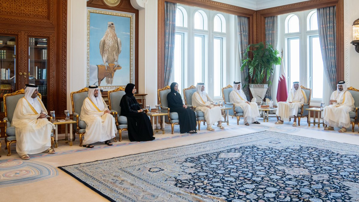 AmiriDiwan's tweet image. أمام سمو الأمير المفدى أدى أصحاب السعادة الوزراء الذين شملهم الأمر الأميري رقم (2) لسنة 2024 اليمين القانونية، بالديوان الأميري. bit.ly/3YMyV6Y