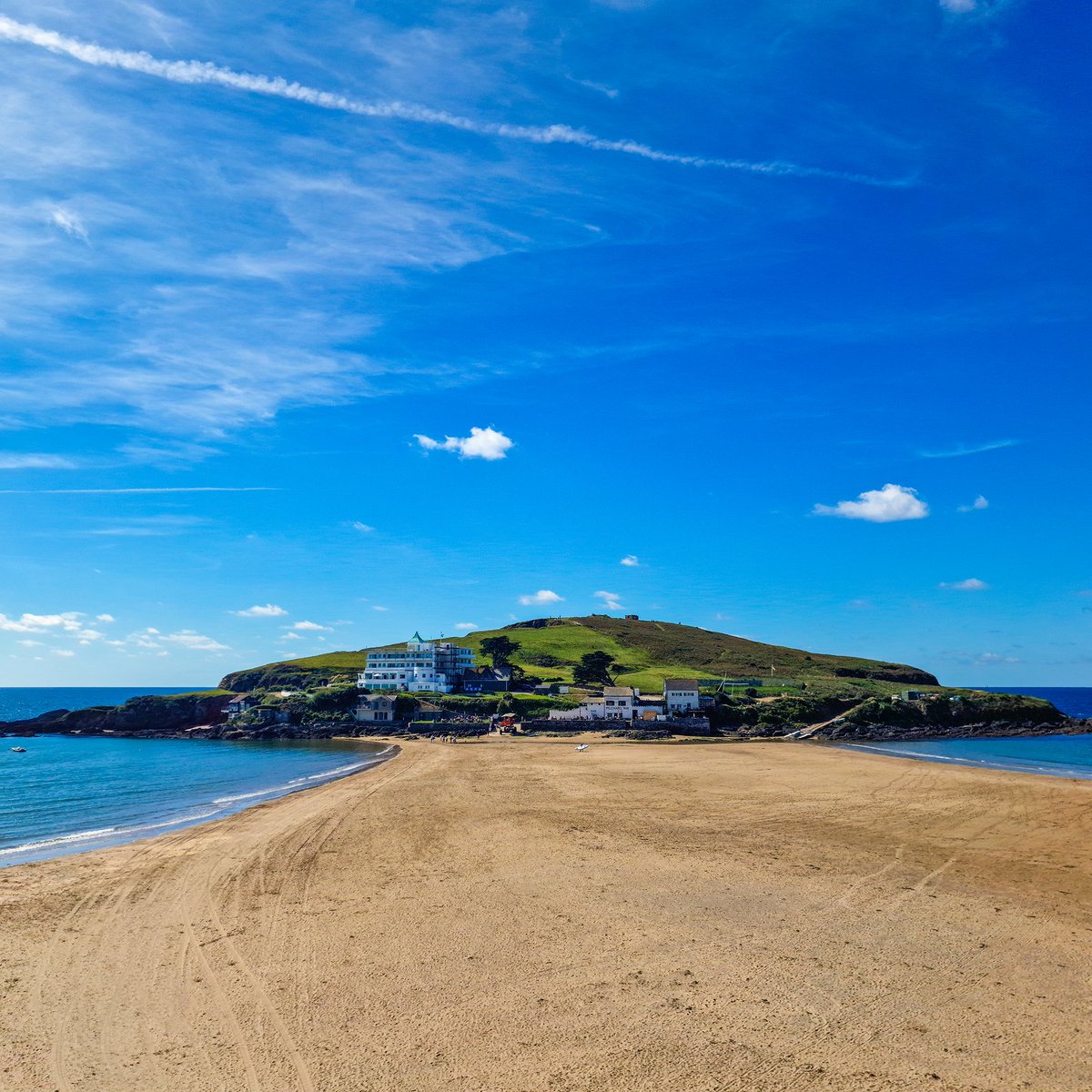 hodderd's tweet photo. Clear skies and crisp winter vibes on Burgh Island, where golden sands meet the timeless charm of the art deco hotel.
#Devon #VisitSouthDevon #VisitDevon #DevonLife #SouthWestEngland #Bigbury #Beach https://t.co/Iyf704mSxk