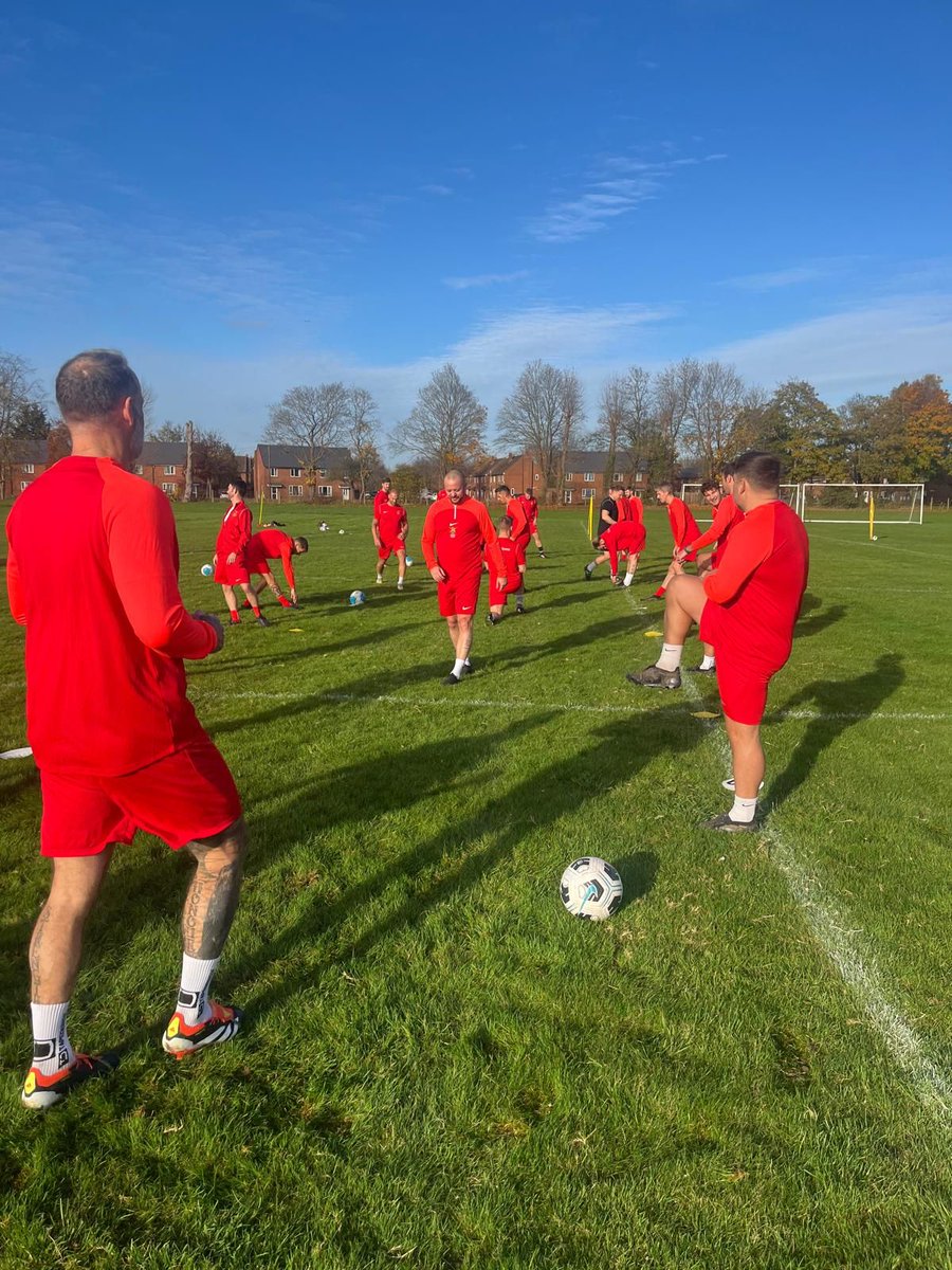 Armyfa1888's tweet photo. Our Army Masters were in training yesterday afternoon ahead of this week's fixtures. Later today they play an RLC Select XI at Dalton Barracks, KO 2PM and then tomorrow the team play Abingdon Utd at Tilsley Park, KO 7.30PM. Come and support if you are in the area. https://t.co/Bscf49rAw8